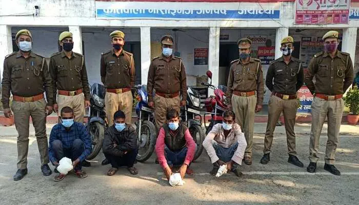 अयोध्या: पुलिस ने चार आरोपियों को किया गिरफ्तार, गांजा, बाइक और तमचा बरामद