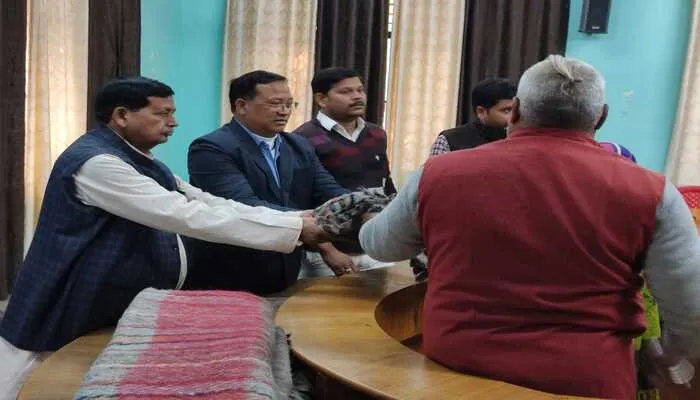 हरदोई: तहसील सभागार में जरूरतमंदों को बांटे गए कंबल