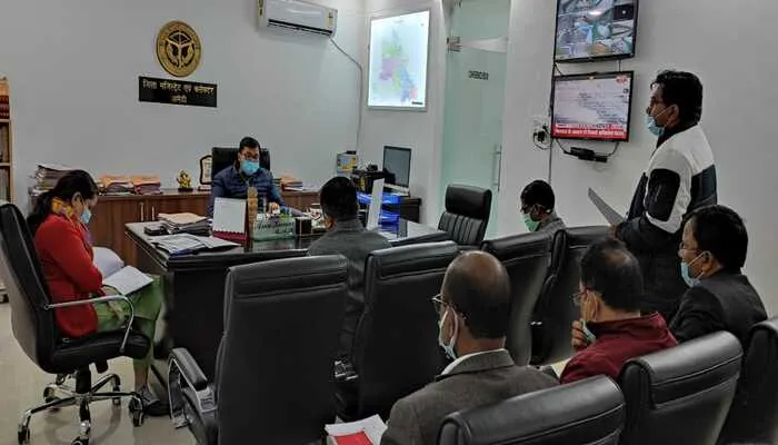 अमेठी: सड़कों को गड्ढा मुक्त करने को लेकर जिलाधिकारी ने की समीक्षा, दिए निर्देश
