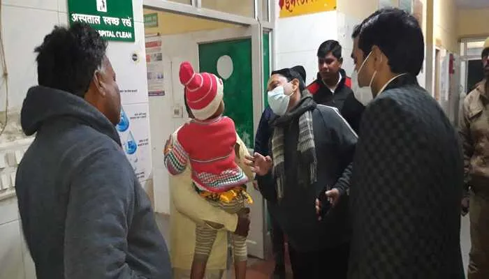 कन्नौज: देर रात जिला अस्पताल पहुंचे जिलाधिकारी, सर्दी से बचाव के देखें प्रबंध