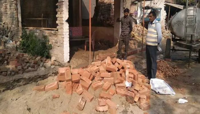 रायबरेली: नाली निर्माण में मानक की उड़ी धज्जी, पीली ईंट का हो रहा उपयोग
