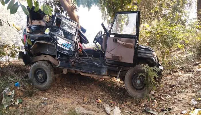 अयोध्या: पीआरवी को अज्ञात वाहन ने मारी टक्कर, तीन पुलिस कर्मी गंभीर