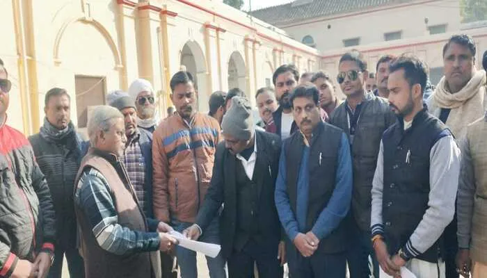 हरदोई: टेनी की बर्खास्तगी की मांग को लेकर पत्रकारों का प्रदर्शन