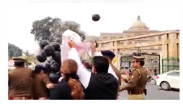 लखनऊ: टेनी की बर्खास्तगी की मांग को लेकर कांग्रेस ने उड़ाये काले गुब्बारे