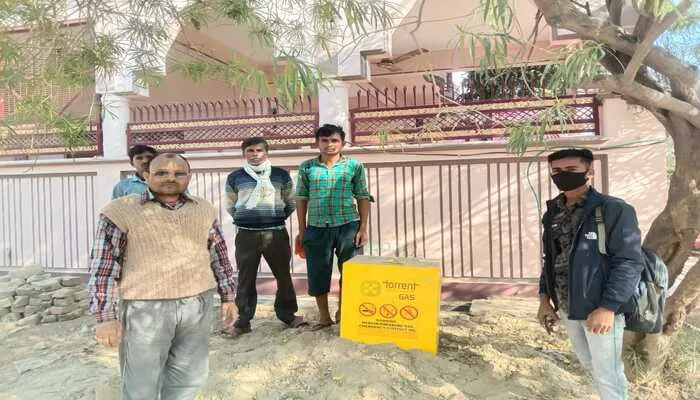 बाराबंकी: टोरेंट गैस कंपनी के खिलाफ डीएम से की गई शिकायत, जानें क्यों?