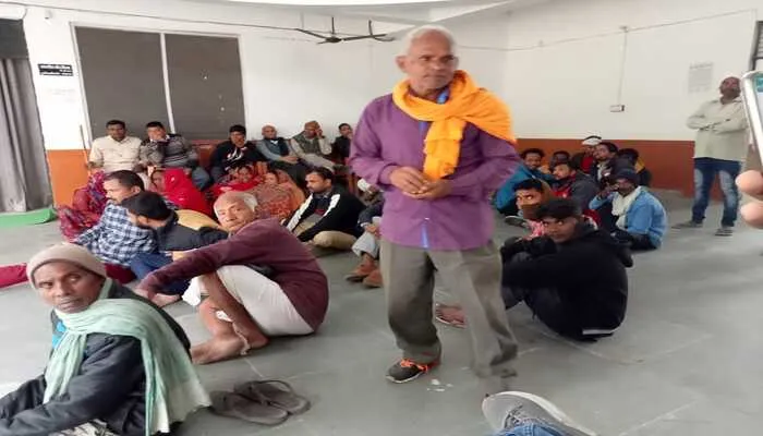अयोध्या: तहसील क्षेत्र में दबंगों का बोलबाला, धरने पर बैठे ग्रामीण तो शुरू हुई चकमार्ग की पटाई