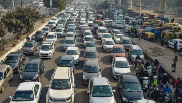 दिल्ली से लगे गाजीपुर बॉर्डर पर यातायात आंशिक रूप से बहाल