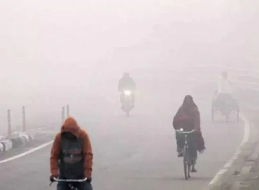Delhi Weather: दिल्ली में बढ़ रहा ठंड का कहर, 6 डिग्री सेल्सियस दर्ज किया गया तापमान