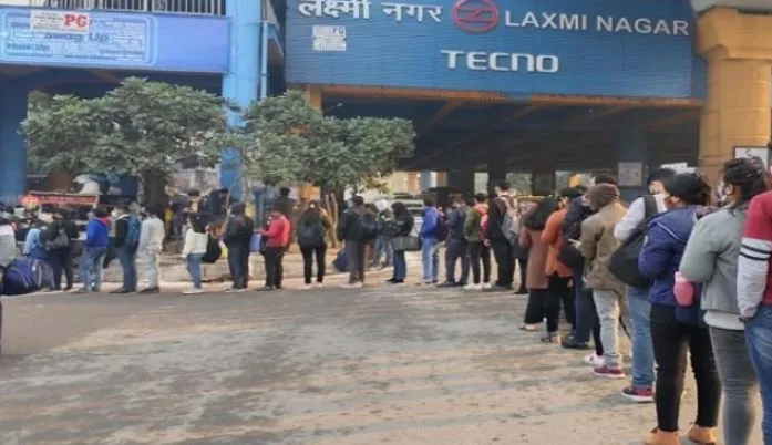 दिल्ली: कोविड-19 रोधी नई पाबंदियों के बाद, मेट्रो स्टेशन पर लगीं लंबी कतारें