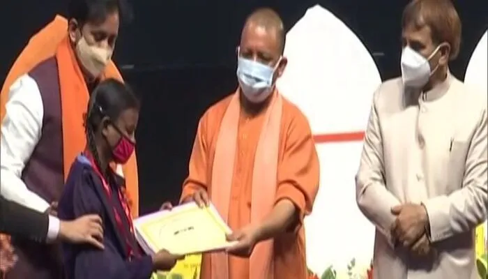 अंतरराष्ट्रीय दिव्यांग दिवस पर सीएम योगी ने दिव्यांगों को किया सम्मानित