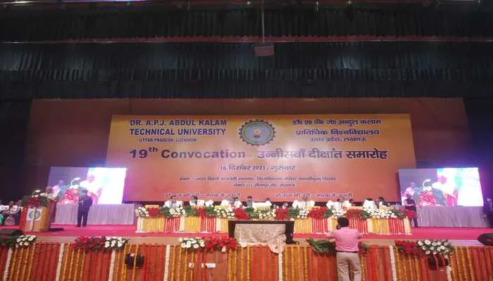 एकेटीयू में आयोजित हुआ 19वां दीक्षांत समारोह, 54 हजार छात्रों को दिया गया मेडल