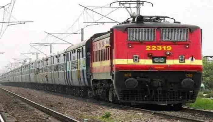 अयोध्या: दून एक्सप्रेस के सामने कूदा अधेड़, हुई मौत