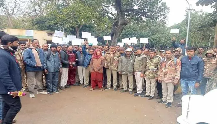 बहराइच: सड़क पर उतरकर दैनिक वन कर्मियों ने किया विरोध प्रदर्शन, जानें क्यों?