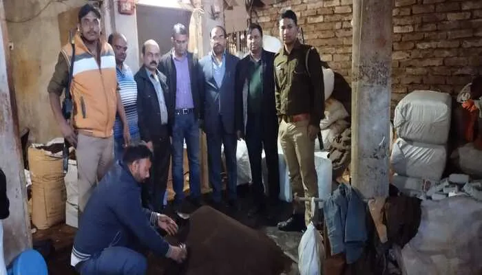 नकली चाय बनाने की फैक्ट्री और गोदाम हुई सीज, 8200 क्विंटल नकली चाय बरामद
