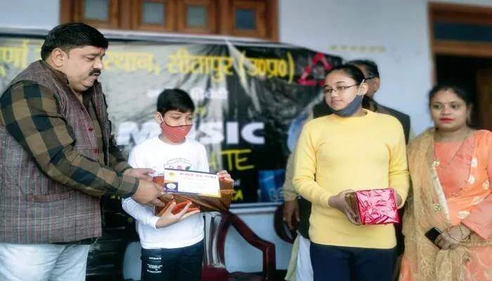 पुरस्कार हमें आगे बढ़ने की प्रेरणा देते हैं: नवीन द्विवेदी