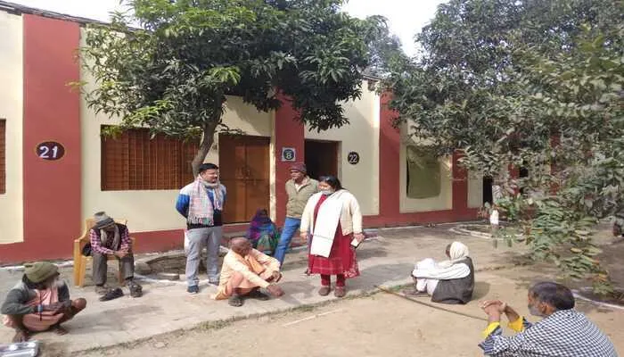 हरदोई: वृद्ध आश्रम का समाज कल्याण अधिकारी ने किया निरीक्षण