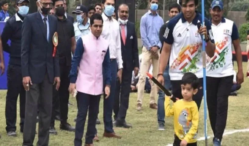 नीरज चोपड़ा ने स्कूल के बच्चों को दी भाला फेंकने की ट्रेनिंग, पीएम मोदी ने कही ये बात