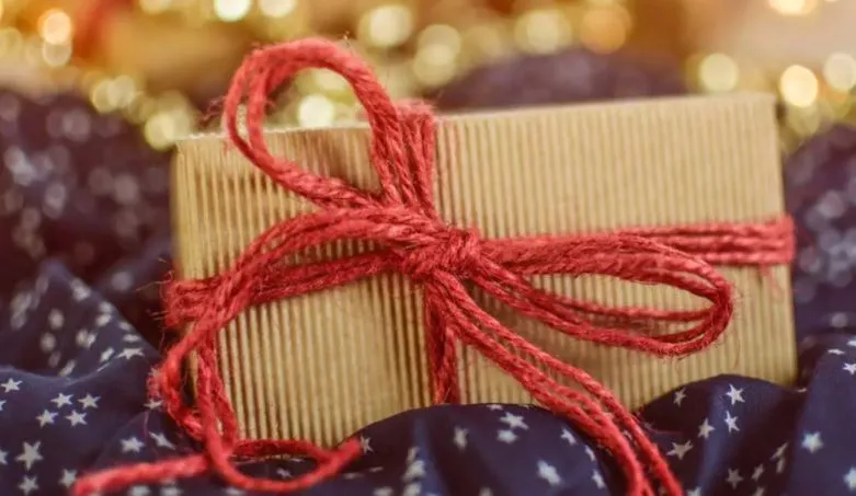 New Year Special: न्यू ईयर पर अपने पार्टनर-दोस्तों को दें ये प्यारे गिफ्ट्स, ताकि सालभर रह सकें उनके करीब