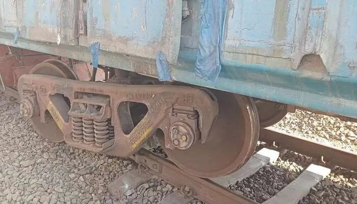 मालगाड़ी के पटरी से उतरने के कारण लखनऊ-कानपुर रूट बाधित
