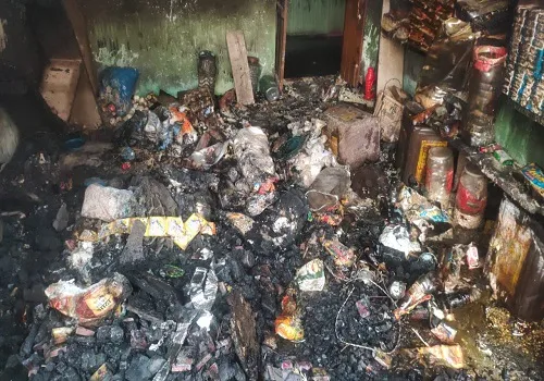 अमरोहा : अज्ञात कारणों से परचून की दुकान में लगी आग, चार लाख रुपये का नुकसान