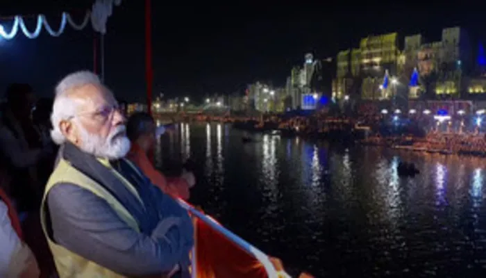 पीएम मोदी ने किया गंगा महाआरती के विहंगम दृश्य का अवलोकन
