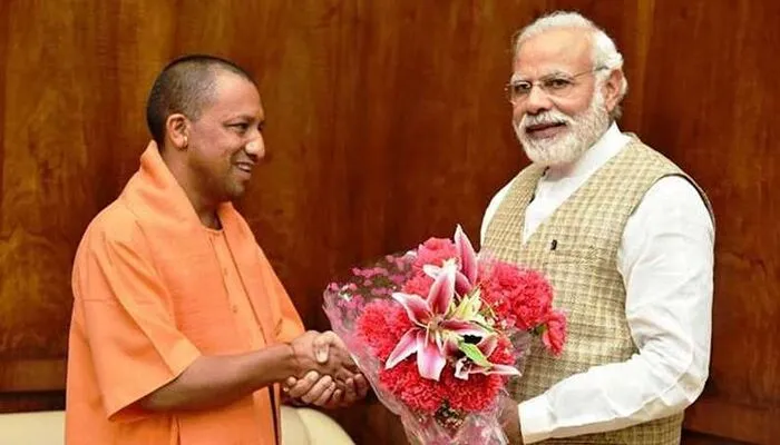 PM नरेंद्र मोदी पहुंचे गोरखपुर, 9600 करोड़ की योजनाओं की देंगे सौगात