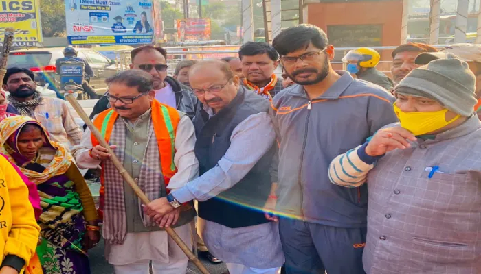 कानपुर: लाल बहादुर शास्त्री प्रतिमा की साफ सफाई कर दी गई पुष्पांजलि