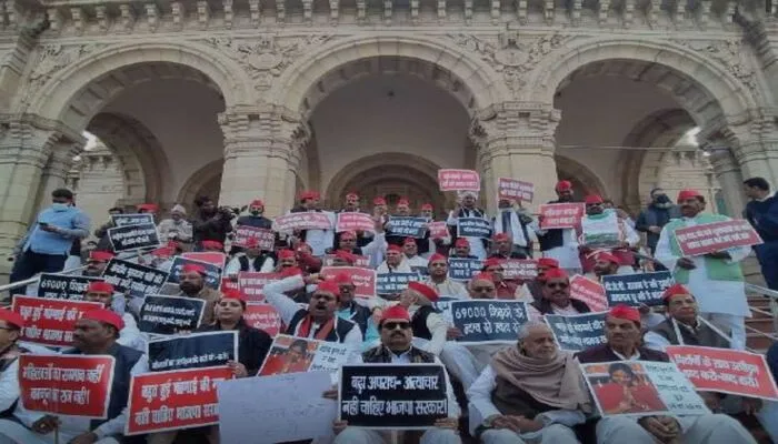 विधानसभा शीतकालीन सत्र के पहले ही दिन विपक्ष ने किया प्रदर्शन
