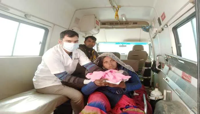 बहराइच: असहनीय दर्द होने पर एंबुलेंस में कराया गया प्रसव