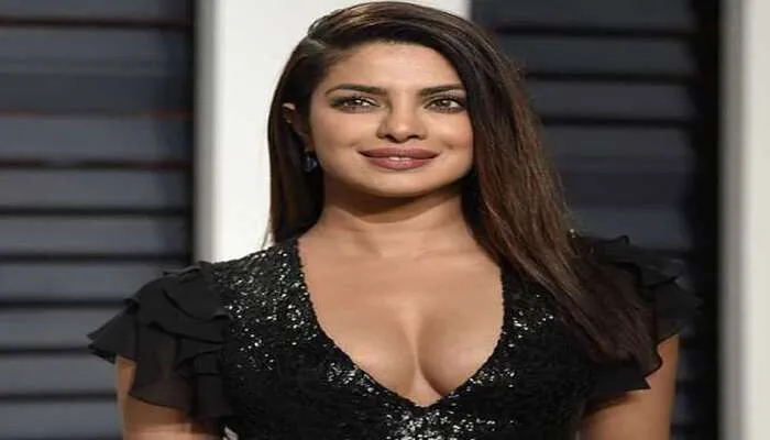 प्रियंका चोपड़ा ने इस सिजलिंग ड्रेस में लगाई इंटरनेट पर आग, फोटो वायरल