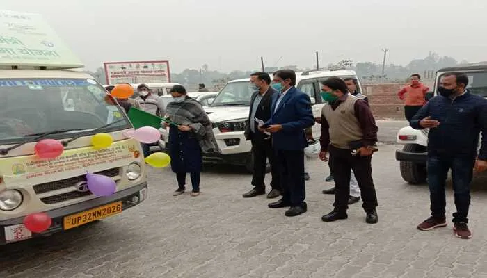 अमेठी: फसल बीमा वैन को सीडीओ ने हरी झंडी दिखाकर किया रवाना