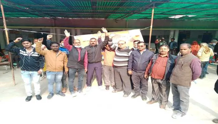 हरदोई: फार्मासिस्ट संवर्ग के सभी कर्मचारियों ने किया 2 घंटे का कार्य बहिष्कार