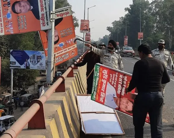 बरेली: ‘अपना टिकट पक्का है’ खंभों पर लटके दावेदार