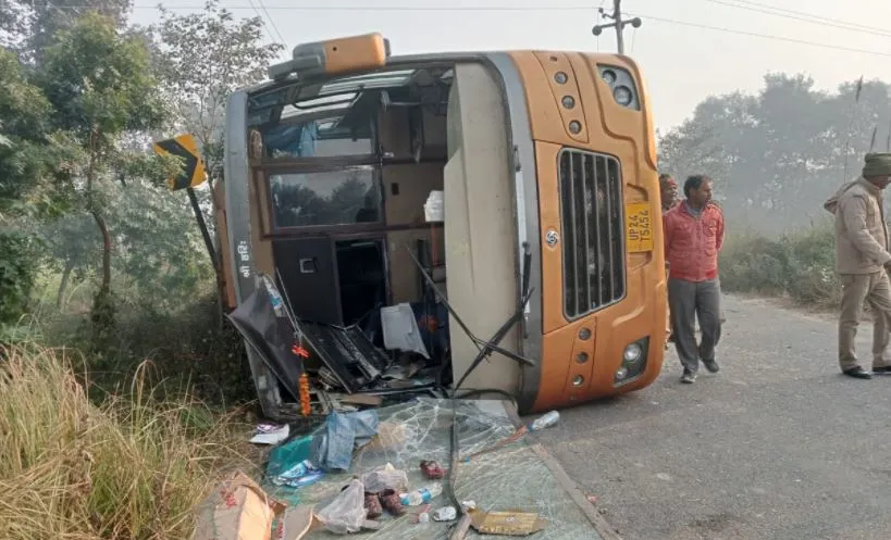 बदायूं: पीएम मोदी की रैली से लौट रही बस पलटी, नौ घायल
