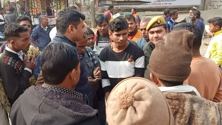 बरेली: सड़क किनारे सवारी उतारने पर होमगार्डों ने ऑटो चालक को जमकर पीटा