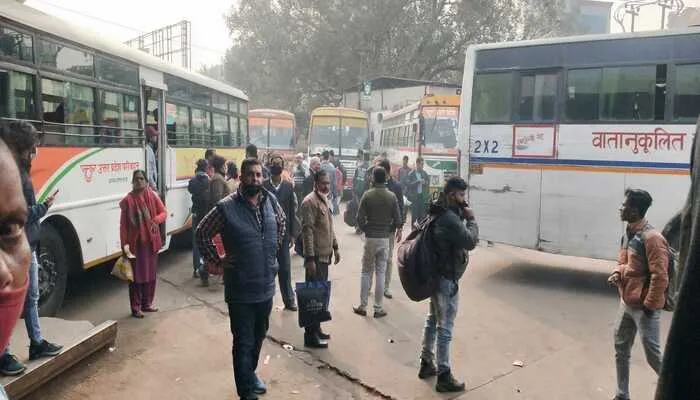 हरदोई: बसें लगीं रैली में तो जनता हुई परेशान, जानें पूरा मामला…
