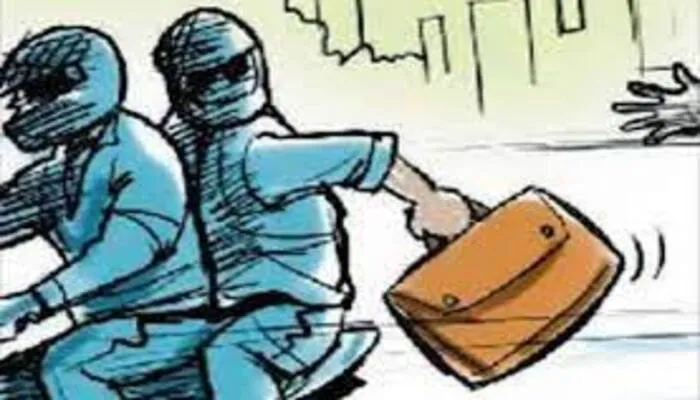 बांदा में शराब की दुकान के सेल्समैन से दो लाख की हुई लूट