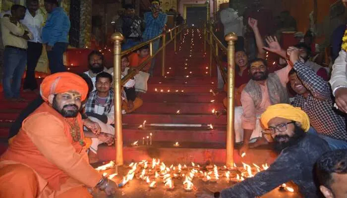 अयोध्या: हनुमानगढ़ी पर मनाया गया शौर्य दिवस