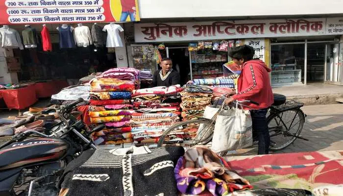 हरदोई: पारा गिरने से बढ़ी ठंड, गर्म कपड़ों की बिक्री में इजाफा