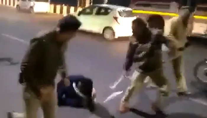 69000 शिक्षक भर्ती मामला: कैंडल मार्च निकालते समय अभ्यर्थियों पर पुलिस ने बरसाईं लाठियां