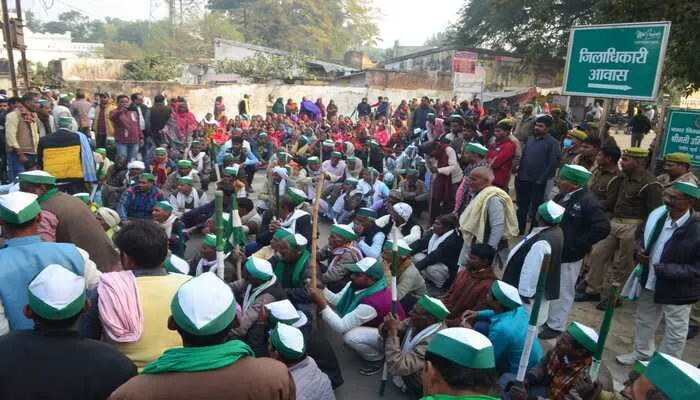 अयोध्या: भाकियू ने महापंचायत कर घेरा डीएम आवास