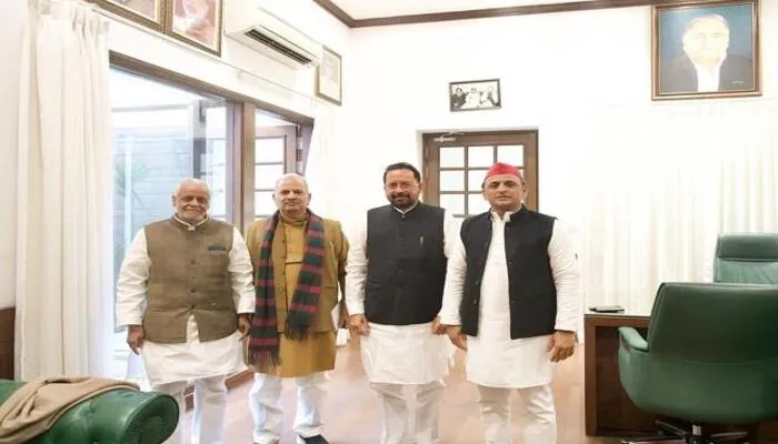 भाजपा के पूर्व विधायक राम इकबाल सिंह सपा में हुए शामिल