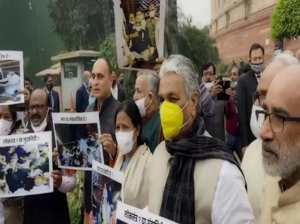 राज्यसभा: संसद में गतिरोध पर बीजेपी सांसदों ने किया  प्रदर्शन
