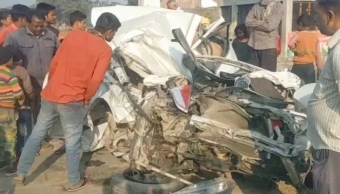 बहराइच में कार और ट्रक में भिड़ंत, युवा कल्याण अधिकारी समेत दो की मौत