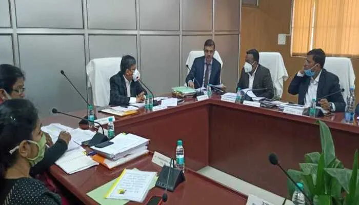 अयोध्या: मंडलायुक्त ने की विकास कार्यों की समीक्षा बैठक, दिए निर्देश