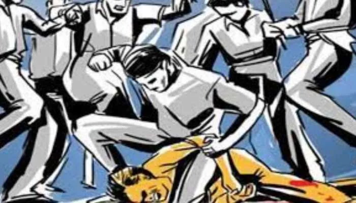 कानपुर: युवतियों को छेड़ने के चलते मनचले युवकों की ग्रामीणों ने की पिटाई, वीडियो वायरल