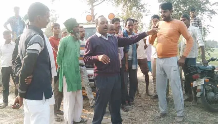 बाराबंकी: माइनर पर पहुंचे नहर विभाग के अधिकारी, ठेकेदार को लगाई फटकार