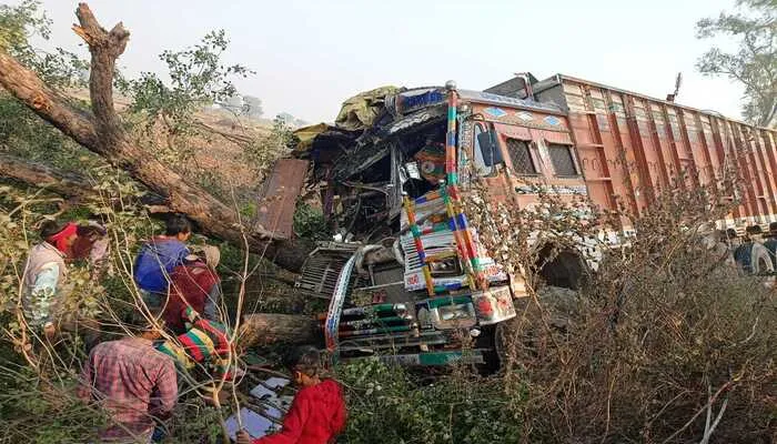 मिर्जापुर: अनियंत्रित ट्रक पेड़ से टकराया, चालक की उपचार के दौरान हुई मौत