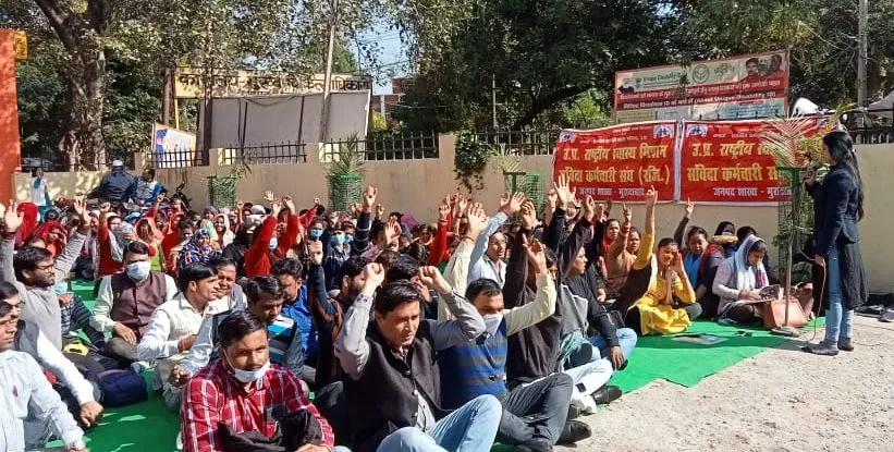 मुरादाबाद: मुख्य चिकित्साधिकारी कार्यालय बना धरना प्रदर्शन का अखाड़ा, इलाज और कामकाज ठप