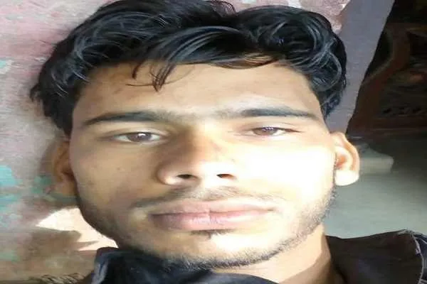 अमरोहा : अनियंत्रित होकर पेड़ से टकराया मिनी ट्रक, चालक की मौत